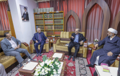 الباحثُ الدكتورُ عمر عبد العزيز يزورُ مركزَ تراثِ البصرةِ