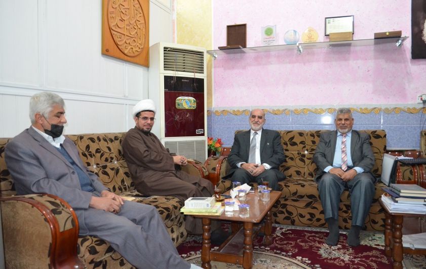مدير المكتبة المركزية في جامعة البصرة في ضيافة مركز تراث الحلة