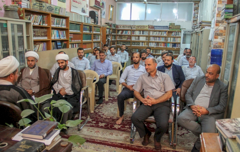 الشيخ الخويلدي يجتمع بمنتسبي مركز تراث الحلة