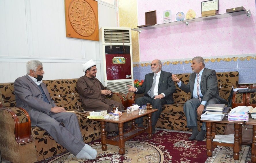 مدير المكتبة المركزية في جامعة البصرة في ضيافة مركز تراث الحلة