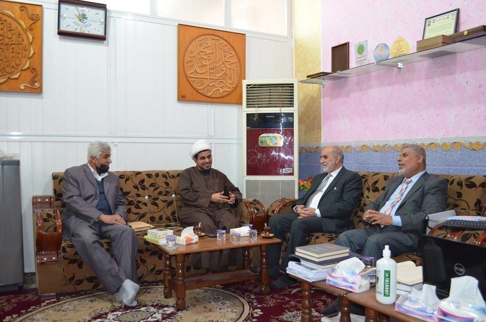 مدير المكتبة المركزية في جامعة البصرة في ضيافة مركز تراث الحلة