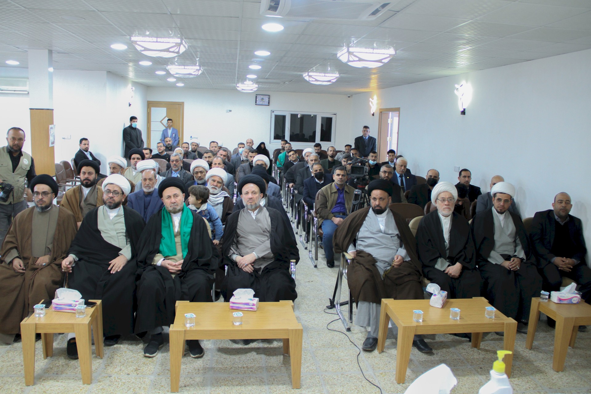 السيِّدُ عزّ الدين الحكيم محاضرًا في المنتدى التراثيّ الثالث عشر