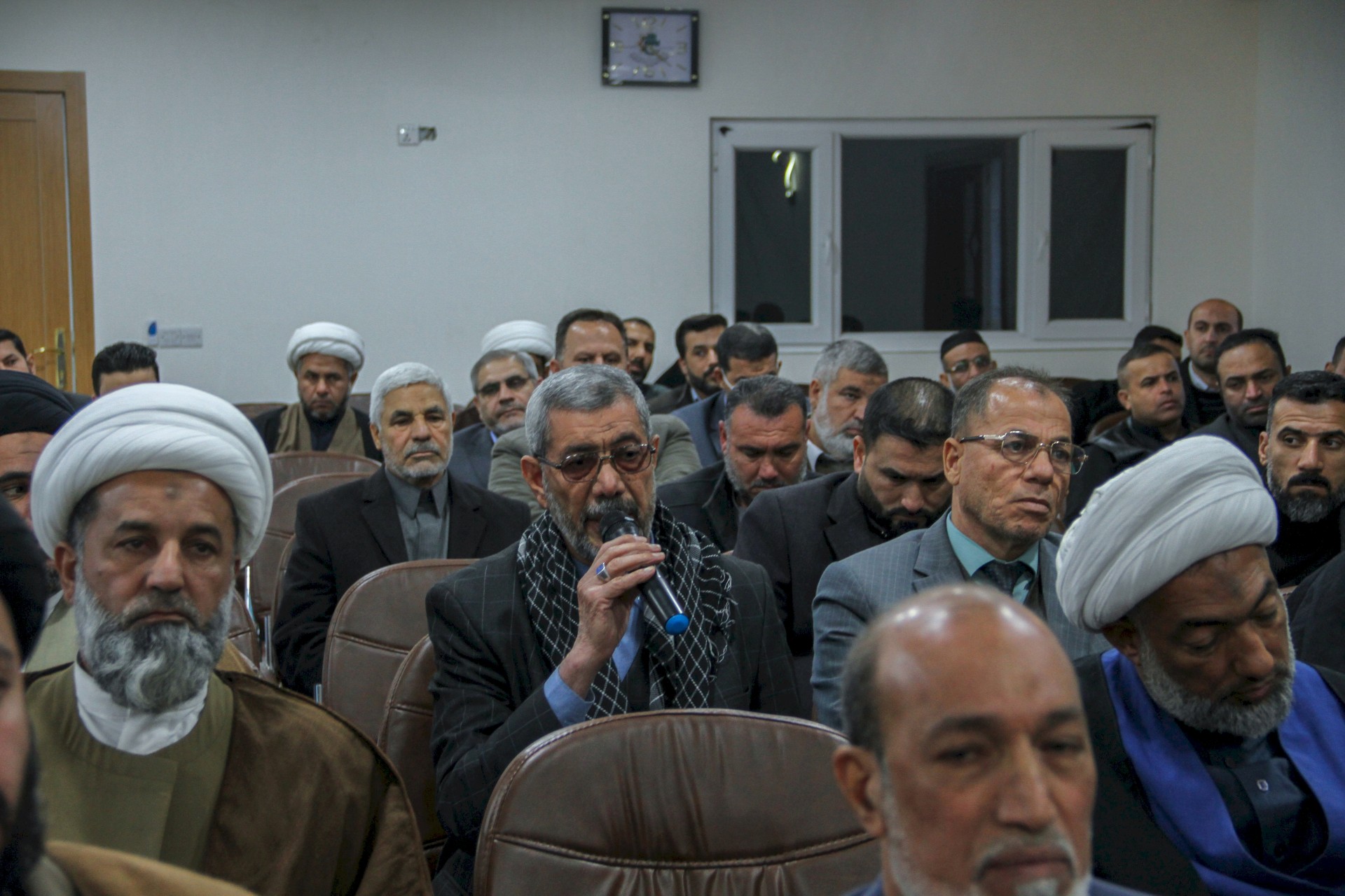 السيِّدُ عزّ الدين الحكيم محاضرًا في المنتدى التراثيّ الثالث عشر