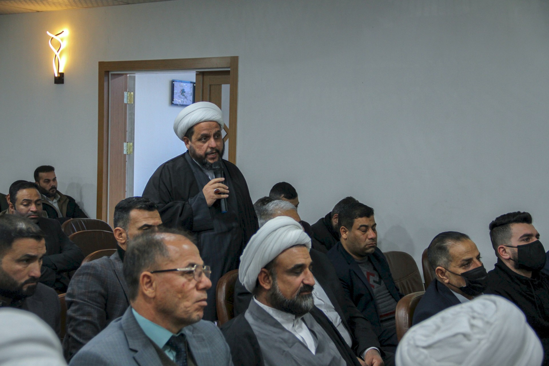 السيِّدُ عزّ الدين الحكيم محاضرًا في المنتدى التراثيّ الثالث عشر