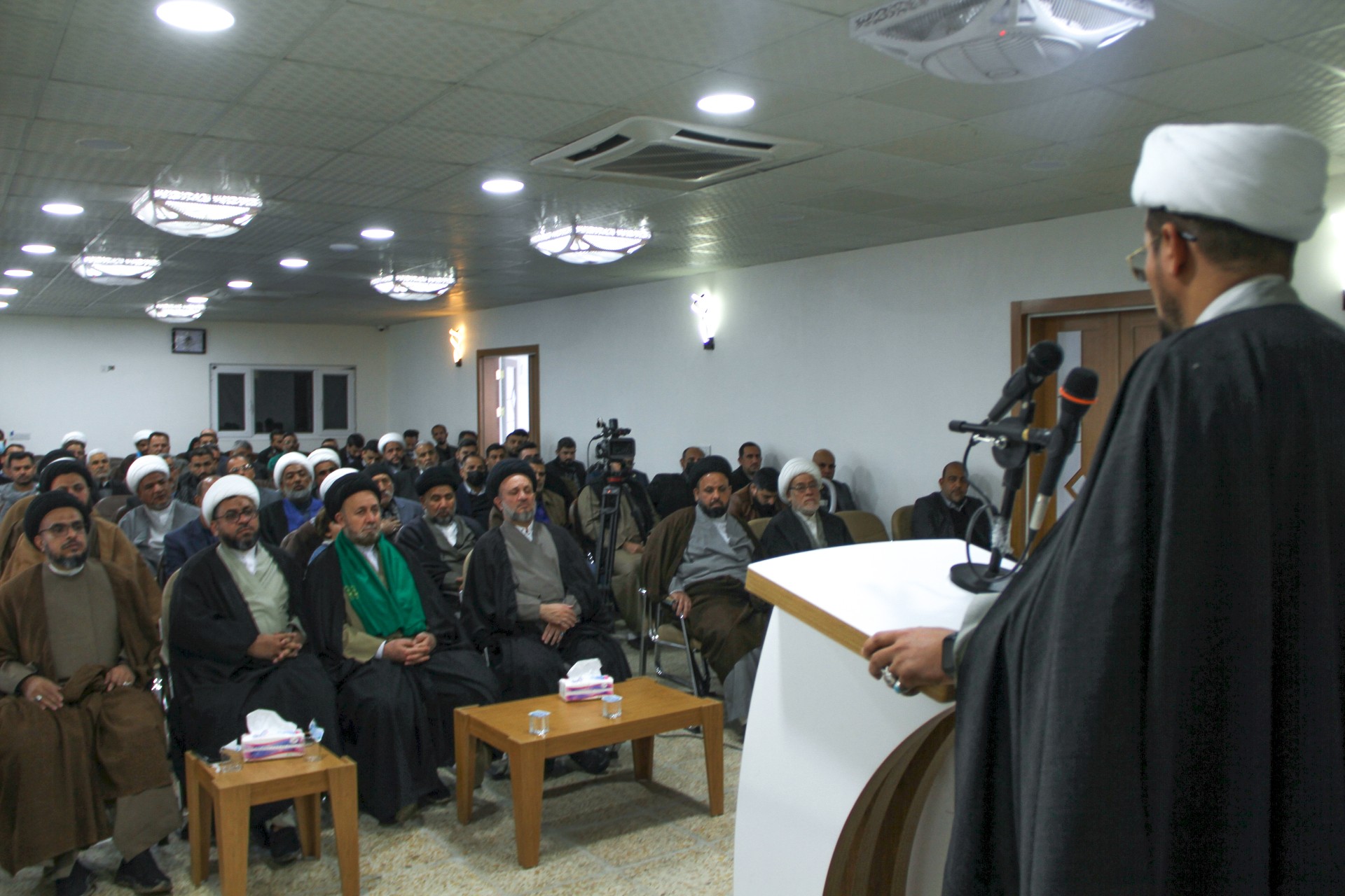 السيِّدُ عزّ الدين الحكيم محاضرًا في المنتدى التراثيّ الثالث عشر