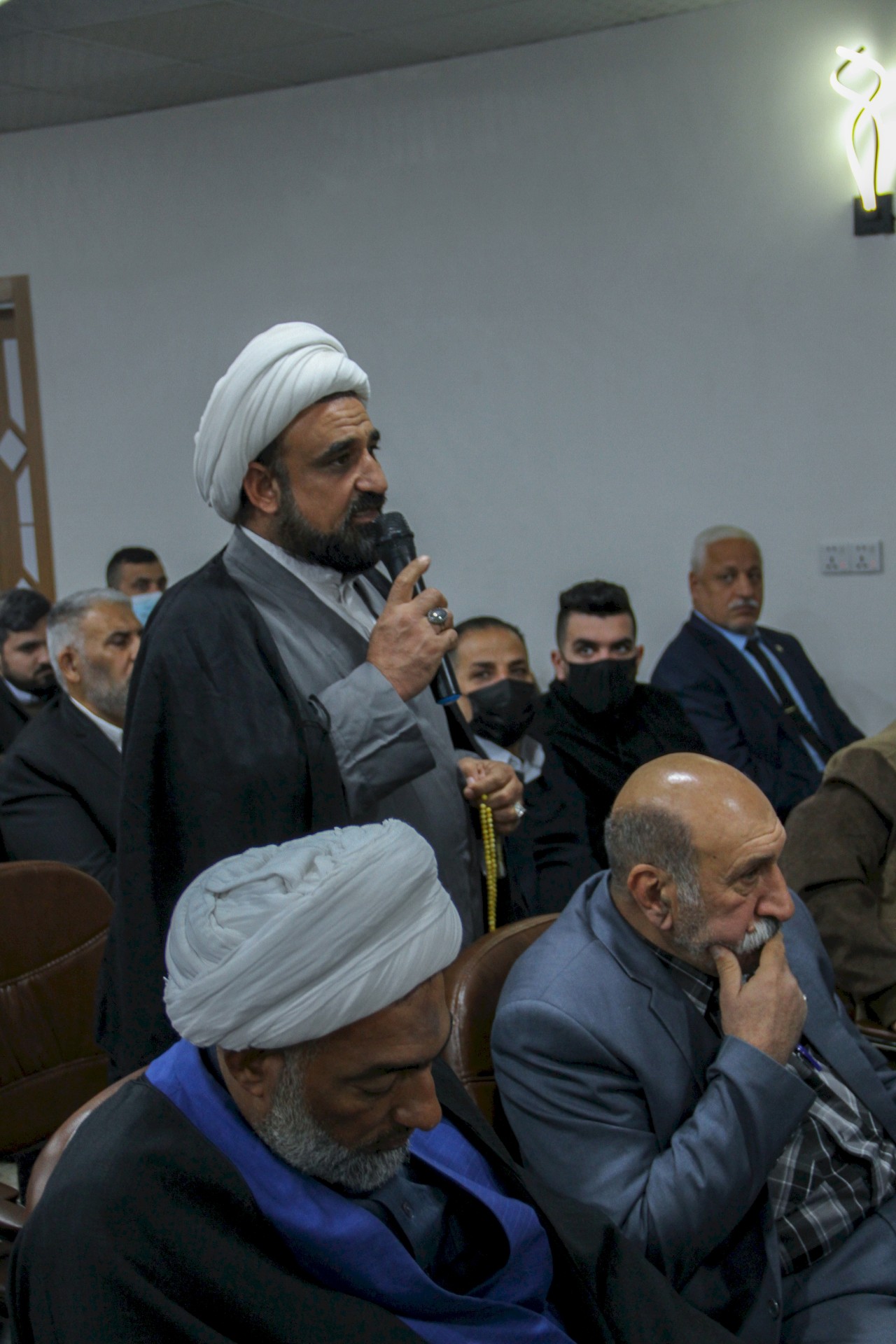 السيِّدُ عزّ الدين الحكيم محاضرًا في المنتدى التراثيّ الثالث عشر