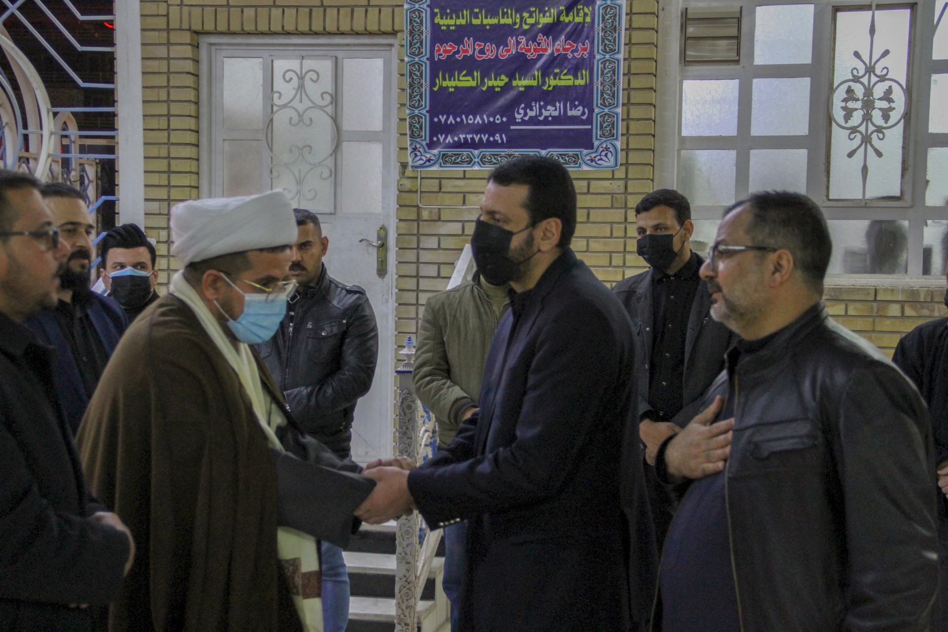الخويلديُّ يحضر مجلس عزاء نجل آية الله الشيخ محمَّد الحسين آل كاشف الغطاء