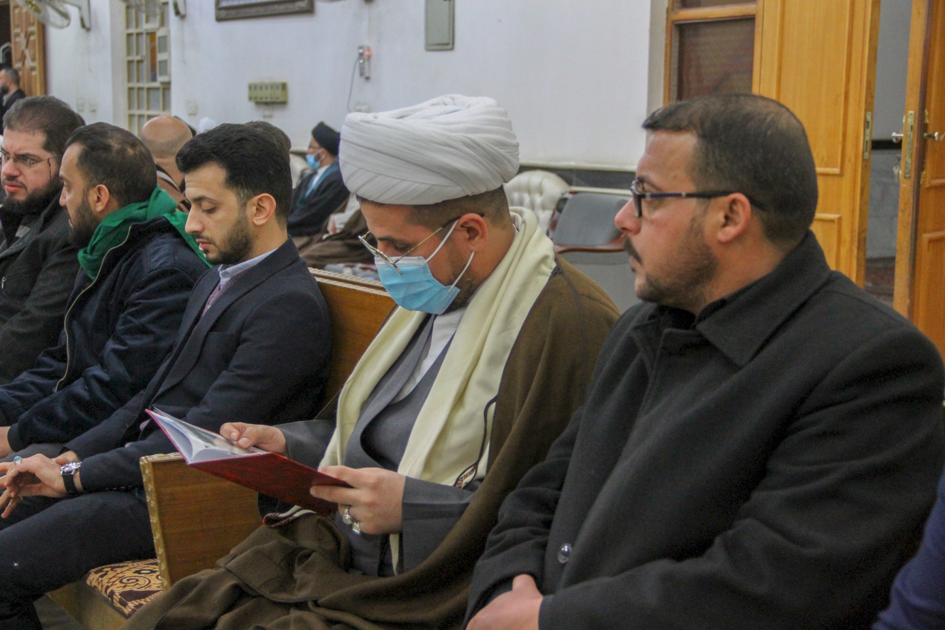 الخويلديُّ يحضر مجلس عزاء نجل آية الله الشيخ محمَّد الحسين آل كاشف الغطاء