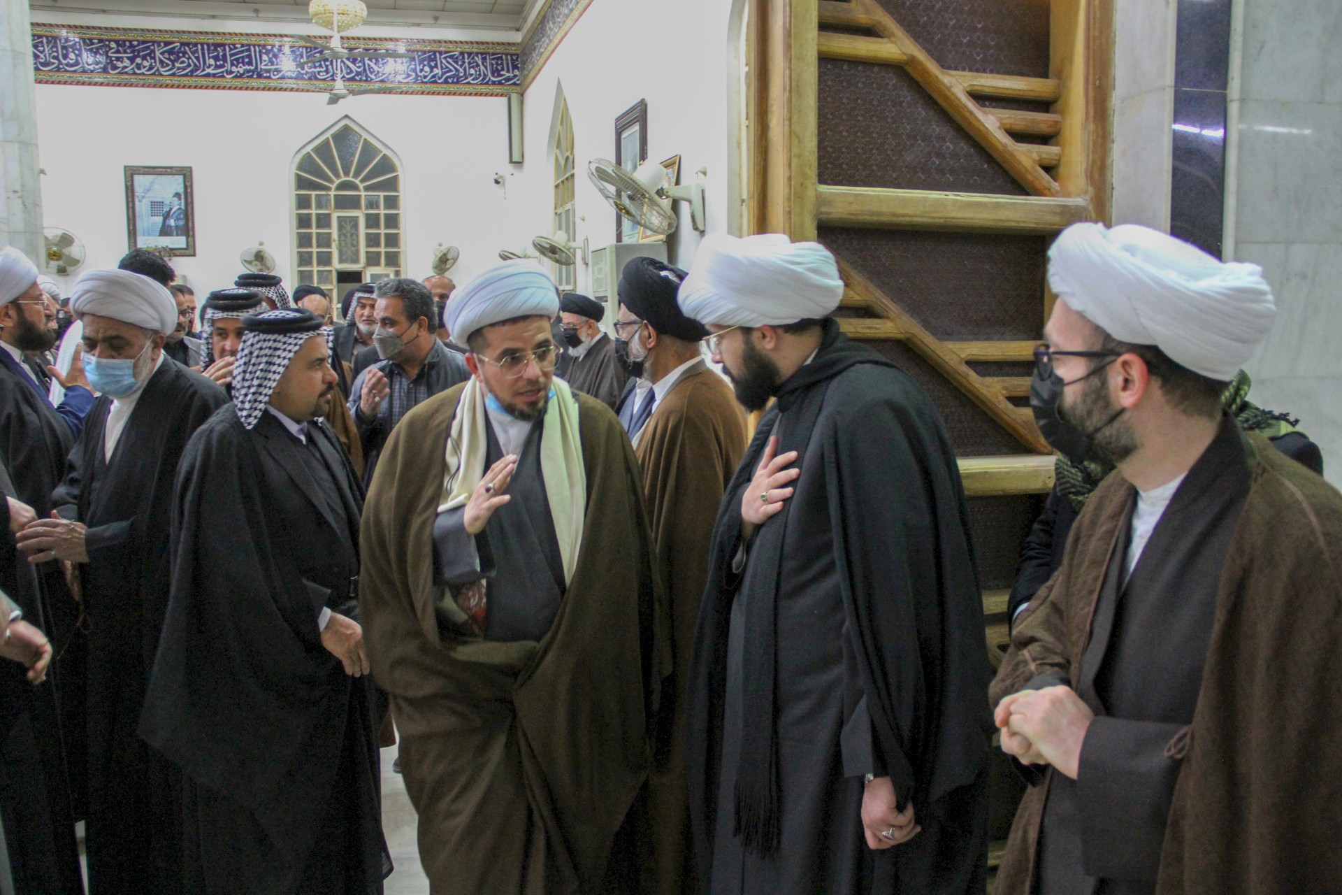 الخويلديُّ يحضر مجلس عزاء نجل آية الله الشيخ محمَّد الحسين آل كاشف الغطاء