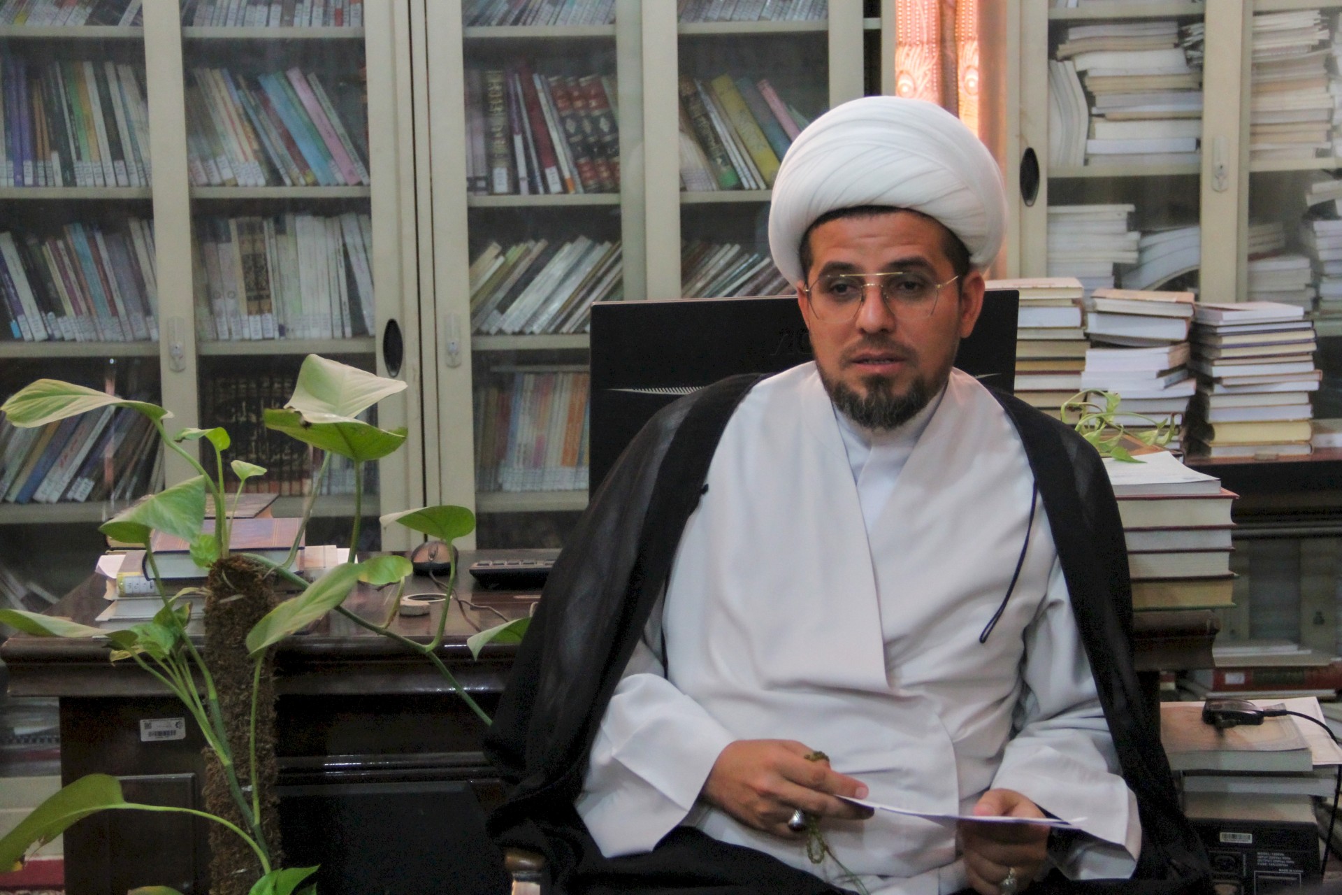 الشيخ الخويلدي يجتمع بمنتسبي مركز تراث الحلة