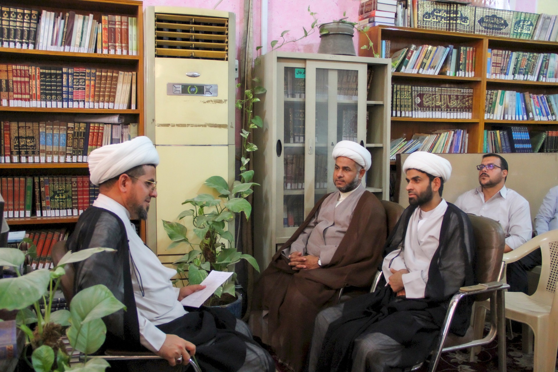 الشيخ الخويلدي يجتمع بمنتسبي مركز تراث الحلة