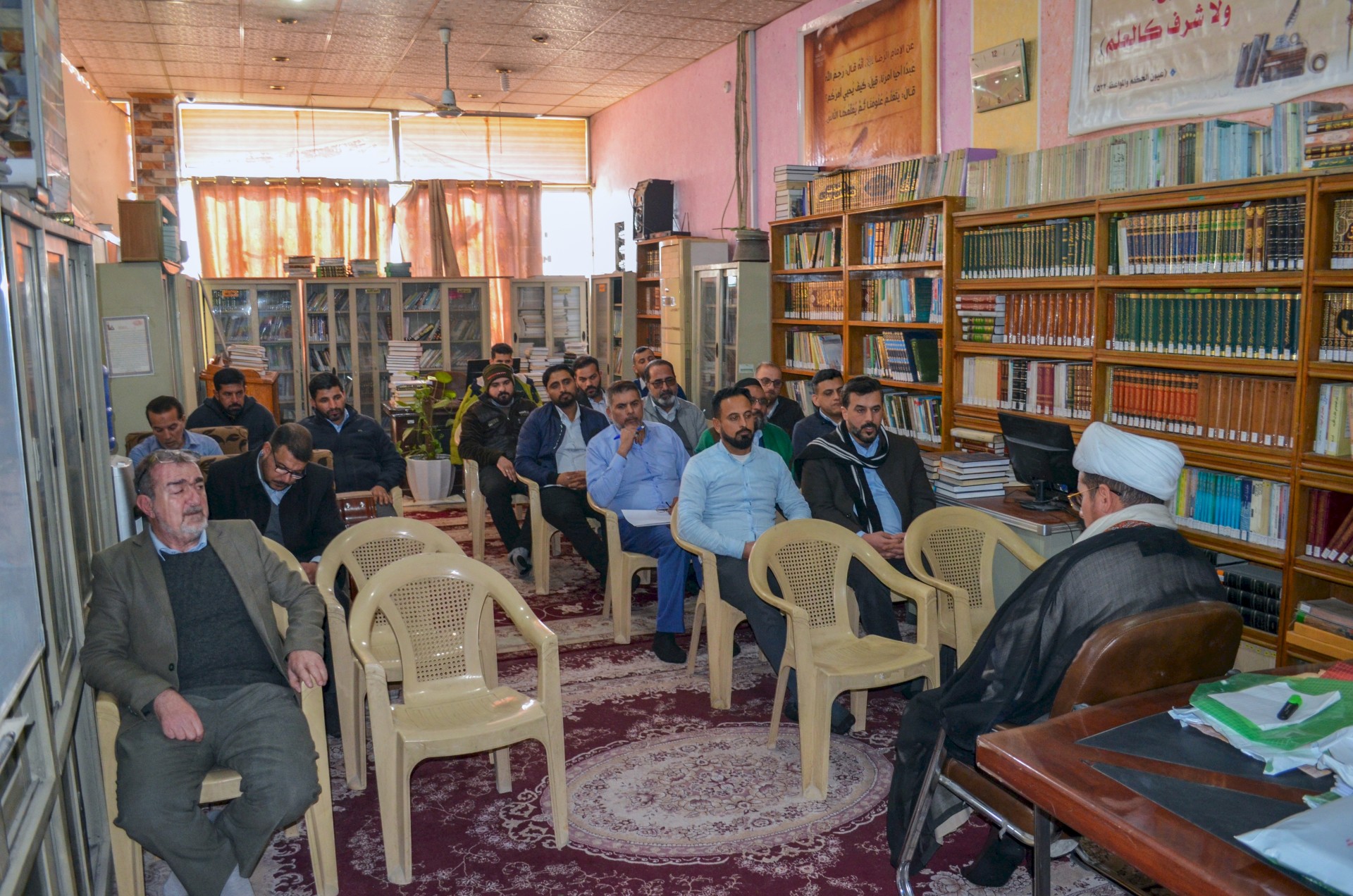الشيخ الخويلدي يجتمع بمنتسبي مركز تراث الحلة