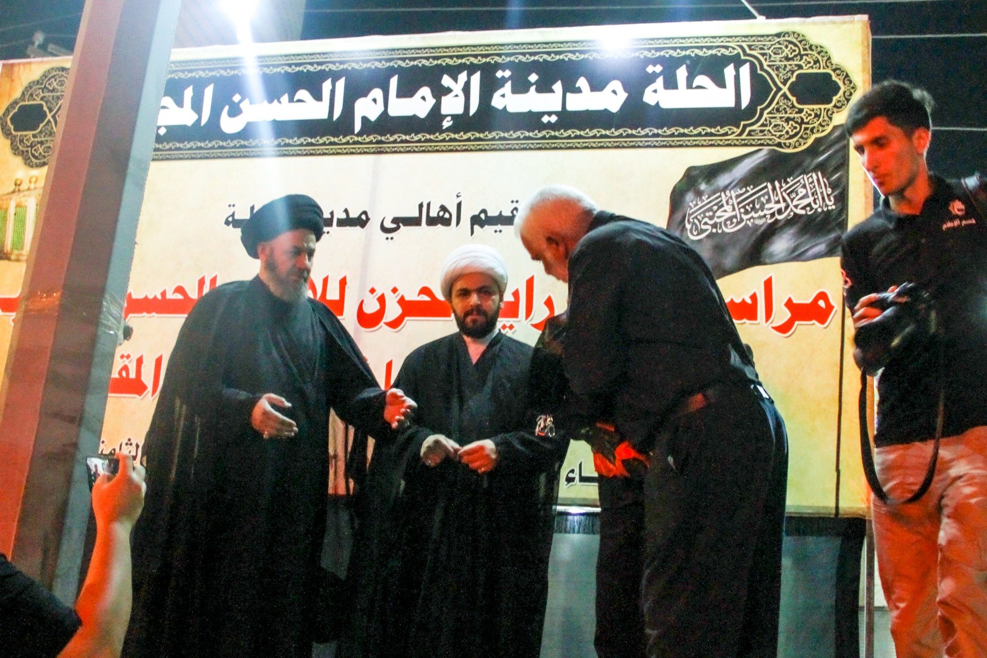 راية الإمام الحسن المجتبى (عليه السلام) ترفع في سماء الحلة الفيحاء