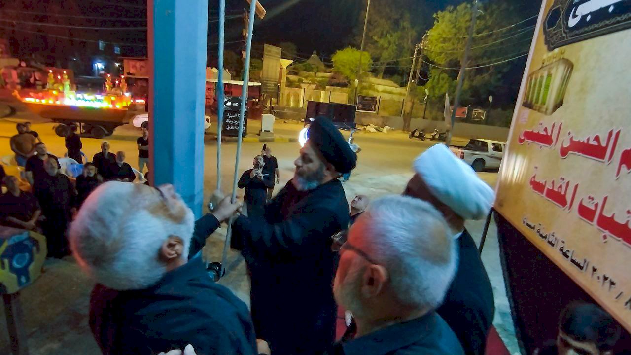 راية الإمام الحسن المجتبى (عليه السلام) ترفع في سماء الحلة الفيحاء
