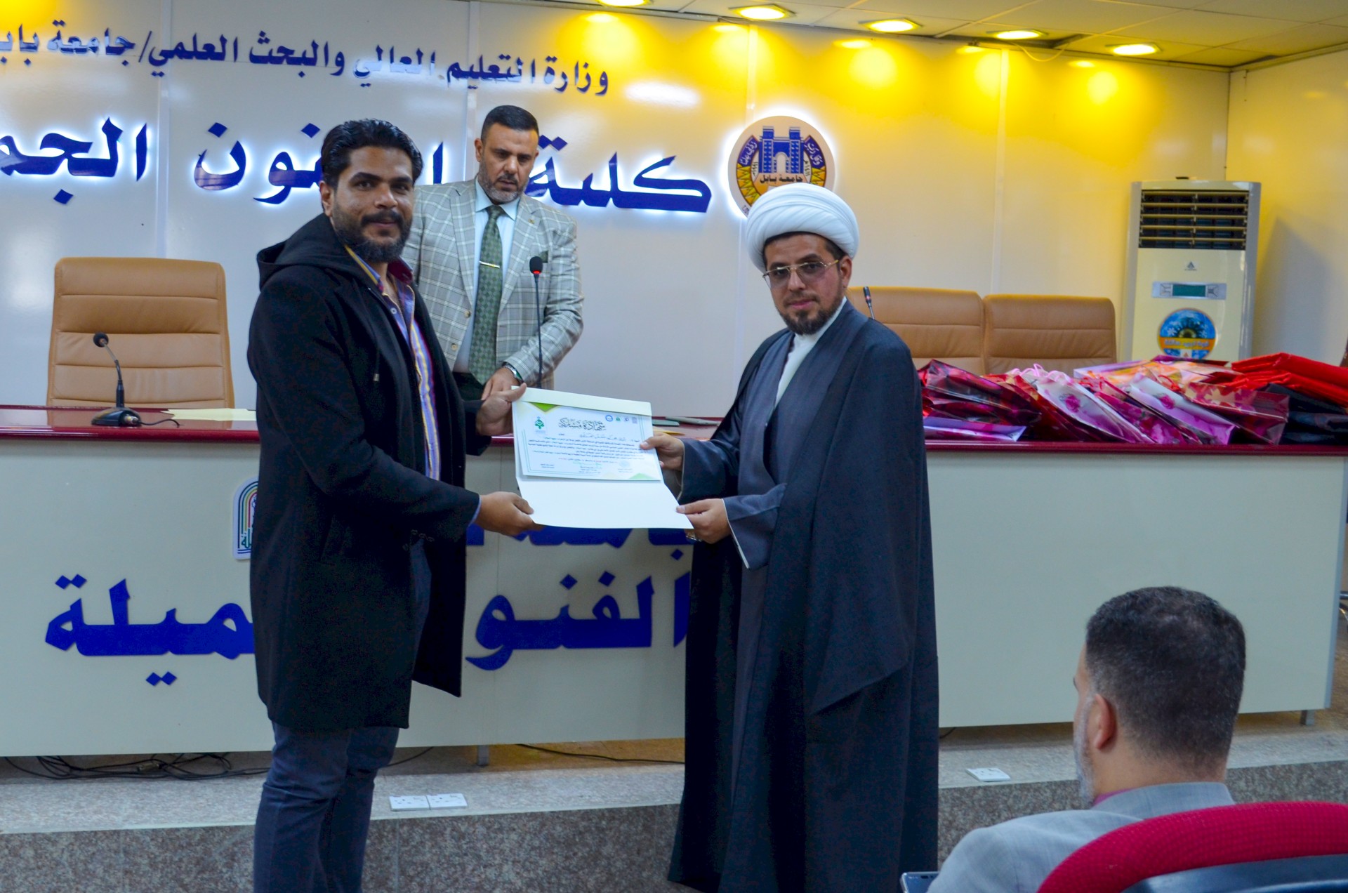 تكريم المشاركين في معرض ولادة الزهراء (عليها السلام )