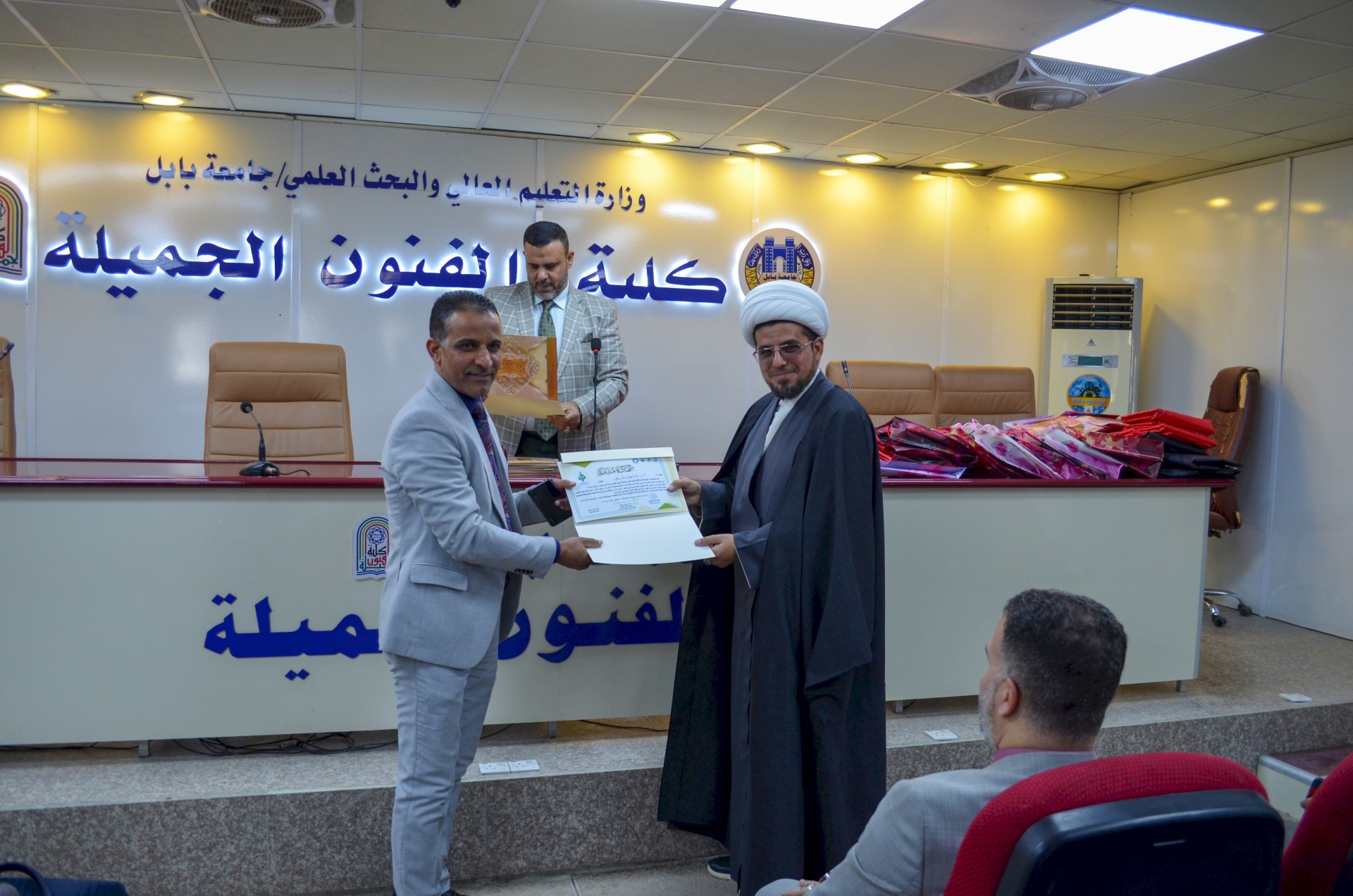 تكريم المشاركين في معرض ولادة الزهراء (عليها السلام )