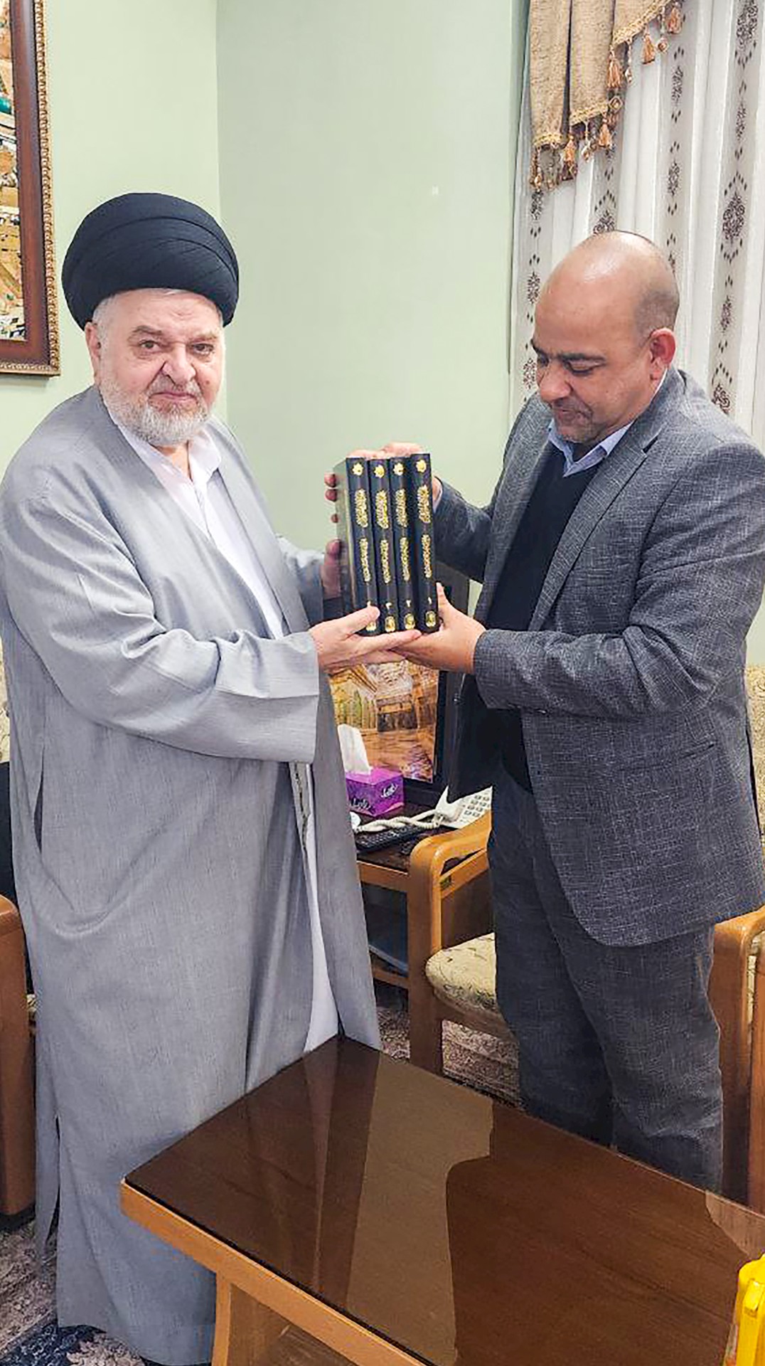 تراثُ الحلّة يحلّ ضيفًا على سماحة حجّة الإسلام والمسلمين السيّد جواد الشهرستانيّ في قم المقدّسة