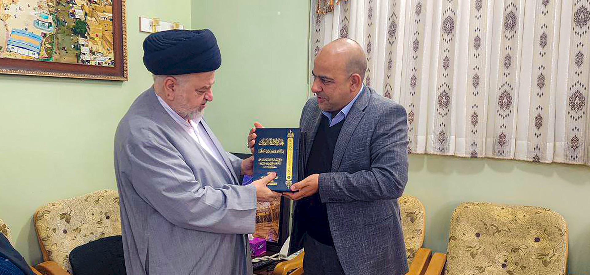 تراثُ الحلّة يحلّ ضيفًا على سماحة حجّة الإسلام والمسلمين السيّد جواد الشهرستانيّ في قم المقدّسة