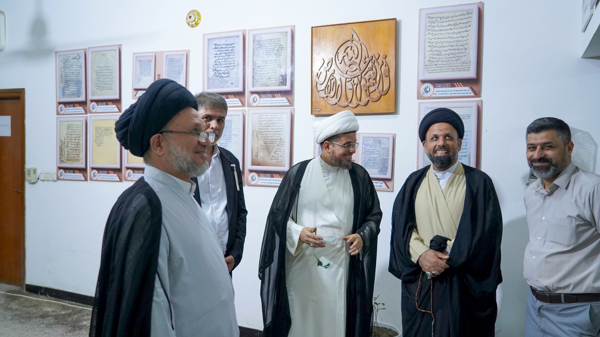 سماحة السيّد عزّ الدين الحكيم (دام عزّه) يزور مركز تراث الحلّة
