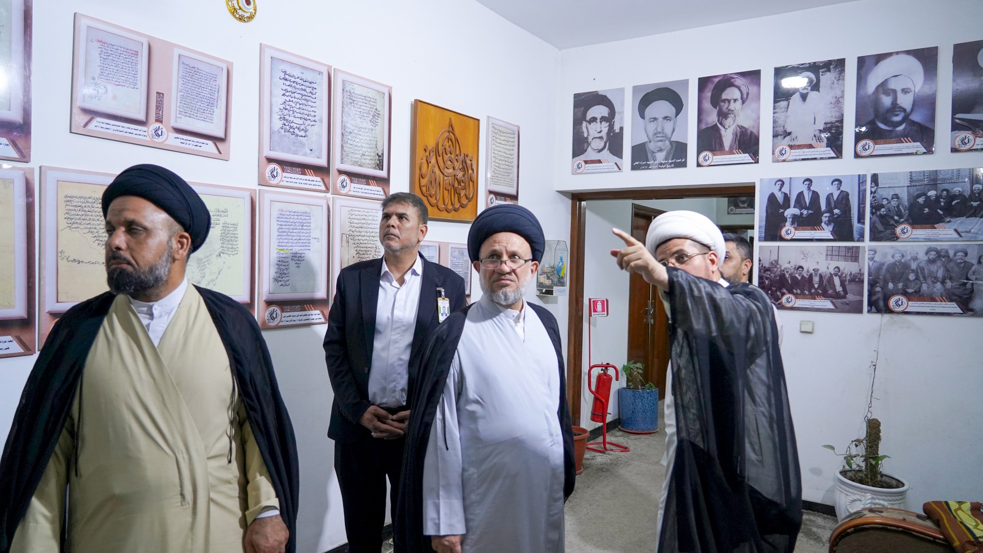 سماحة السيّد عزّ الدين الحكيم (دام عزّه) يزور مركز تراث الحلّة