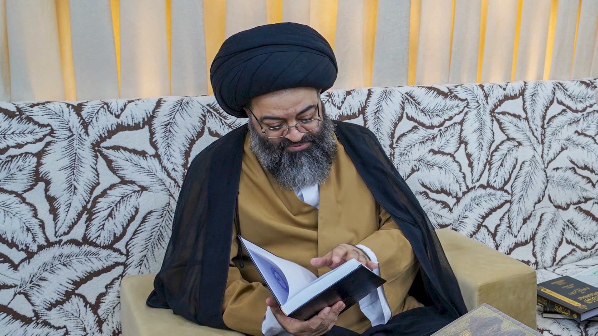 وفد مركز تراث الحلة يزور سماحة السيّد آل قارون البحرانيّ الزاهد (دام فضله)