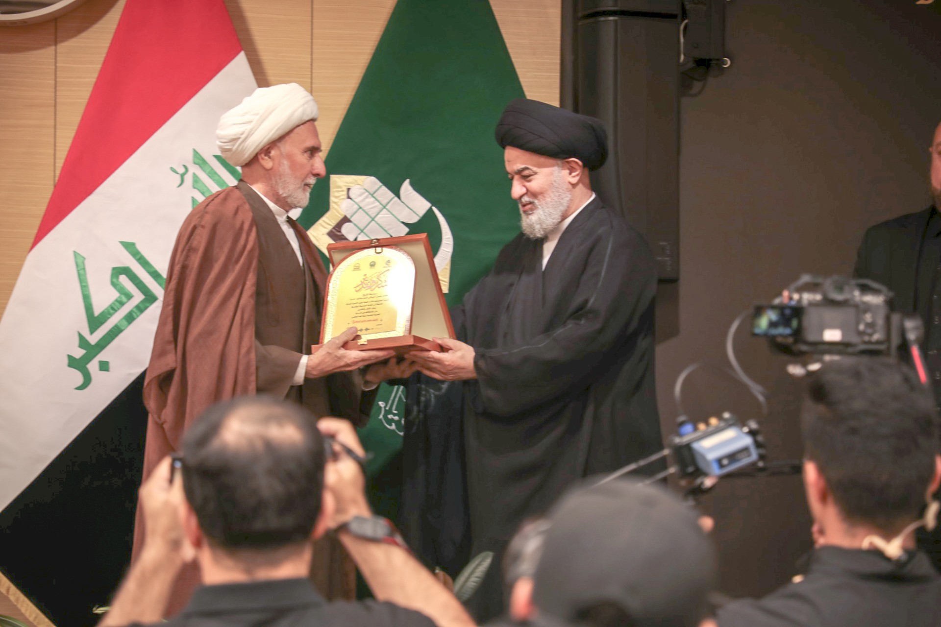 وفدٌ من مركز تراث الحلّة يحضر الندوة التأبينيّة في الذكرى الخمسين لرحيل المرجع الدينيّ آية الله العظمى السيّد محمد هادي الميلاني