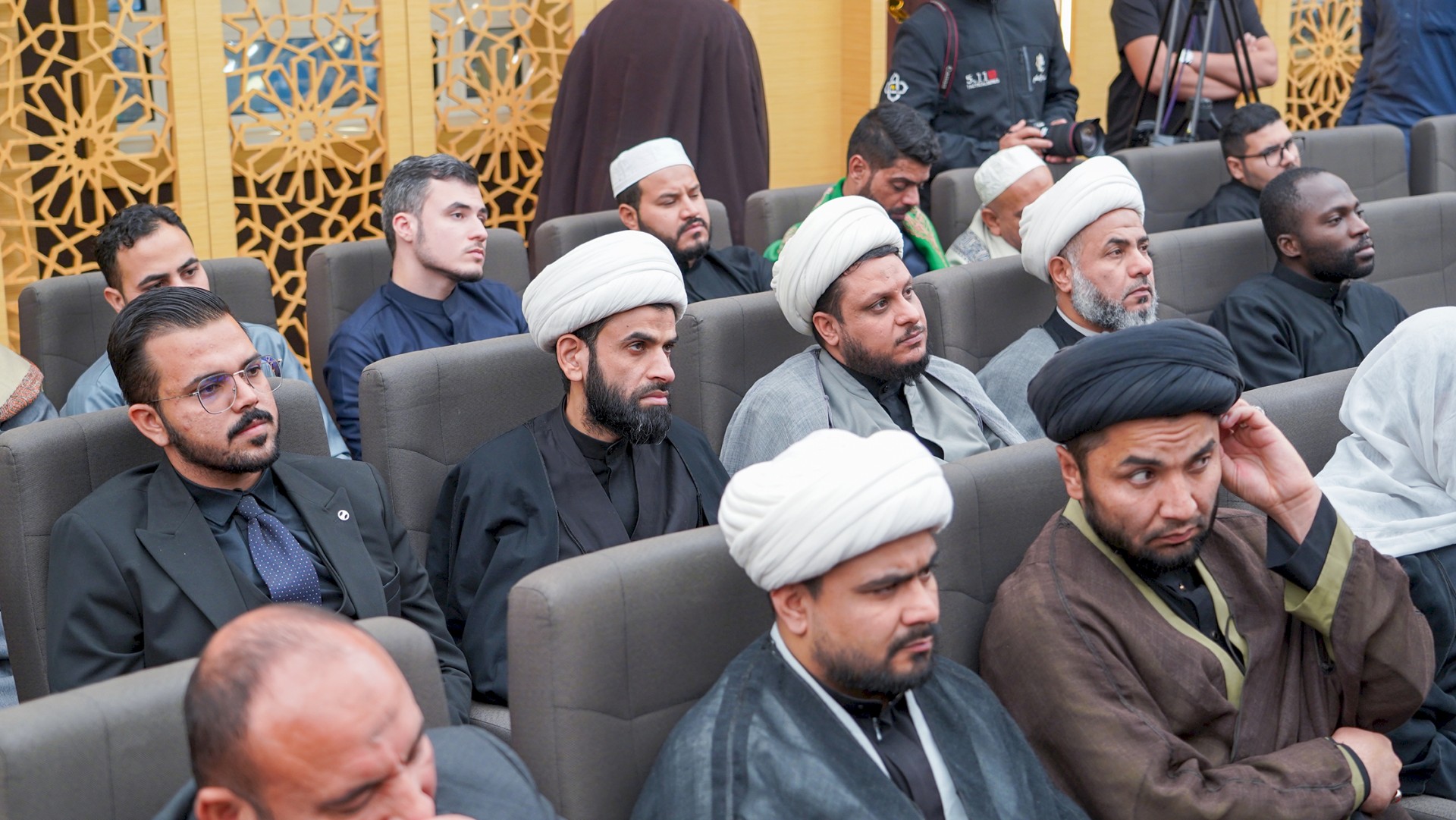 وفدٌ من مركز تراث الحلّة يحضر الندوة التأبينيّة في الذكرى الخمسين لرحيل المرجع الدينيّ آية الله العظمى السيّد محمد هادي الميلاني