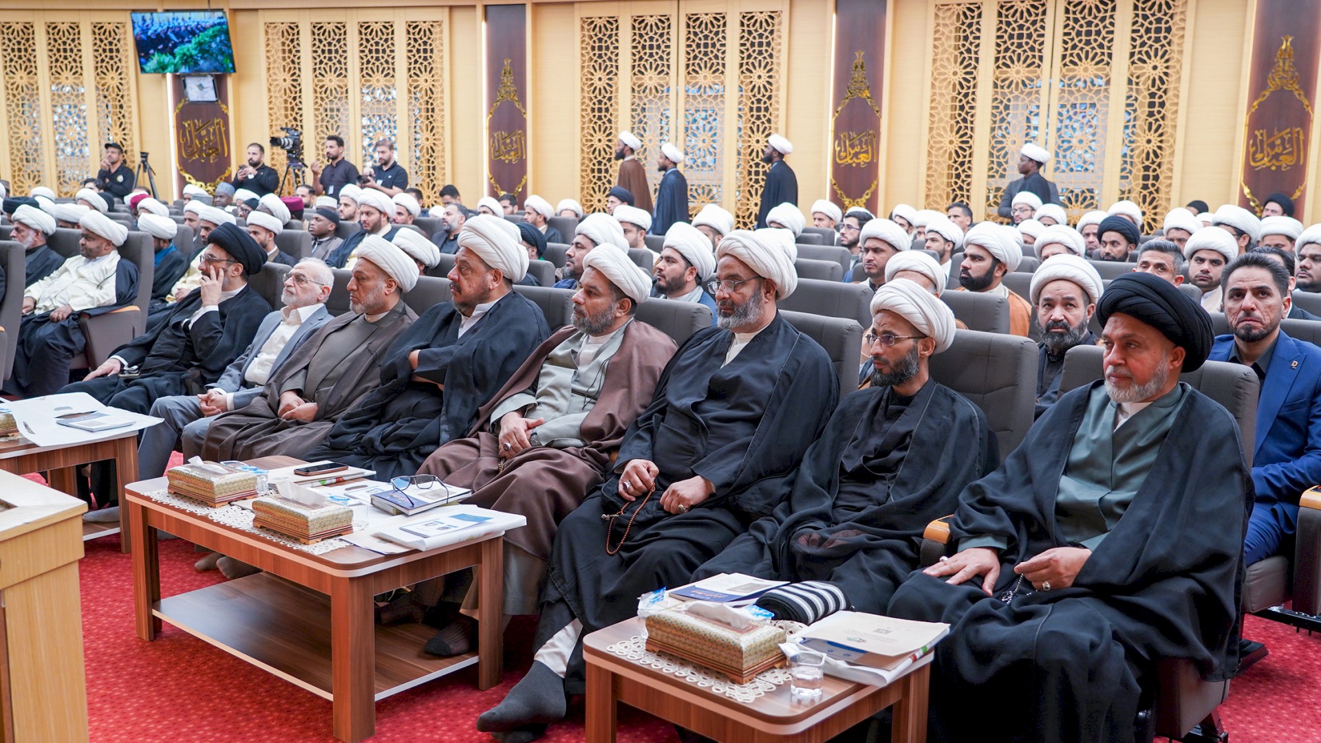 وفدٌ من مركز تراث الحلّة يحضر الندوة التأبينيّة في الذكرى الخمسين لرحيل المرجع الدينيّ آية الله العظمى السيّد محمد هادي الميلاني