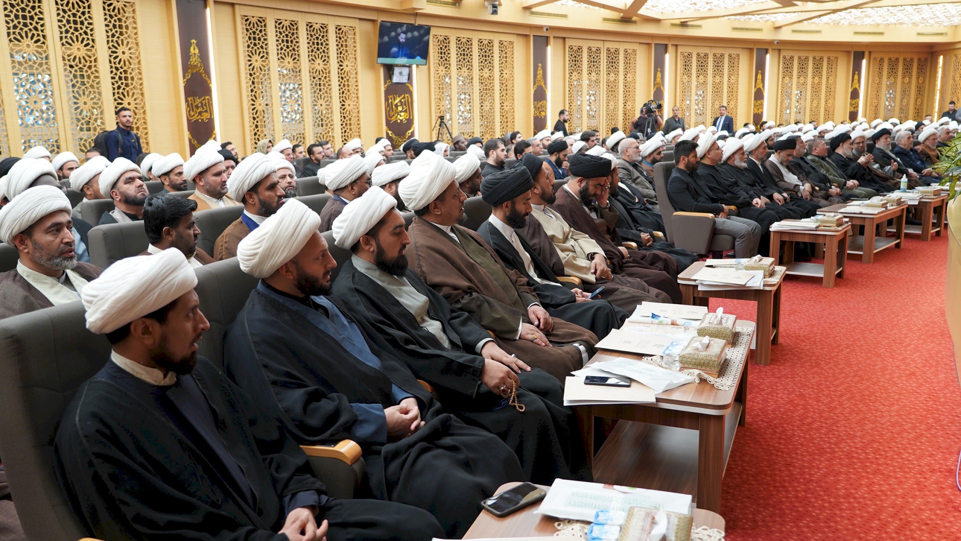 وفدٌ من مركز تراث الحلّة يحضر الندوة التأبينيّة في الذكرى الخمسين لرحيل المرجع الدينيّ آية الله العظمى السيّد محمد هادي الميلاني