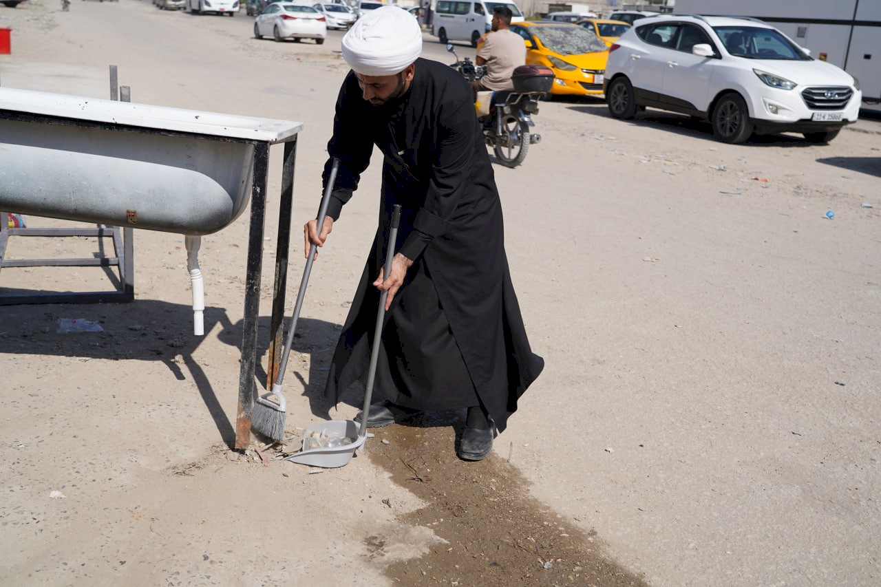 مركز تراث الحلة يستكمل استعداداته لخدمة زائري أربعينية الإمام الحسين (عليه السلام) بنصب موكبه السنوي