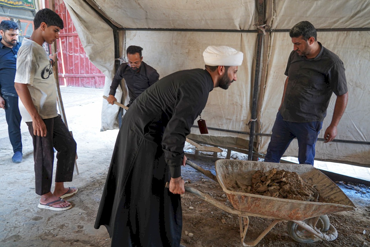 مركز تراث الحلة يستكمل استعداداته لخدمة زائري أربعينية الإمام الحسين (عليه السلام) بنصب موكبه السنوي