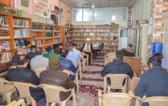 الشيخ الخويلدي يجتمع بمنتسبي مركز تراث الحلة