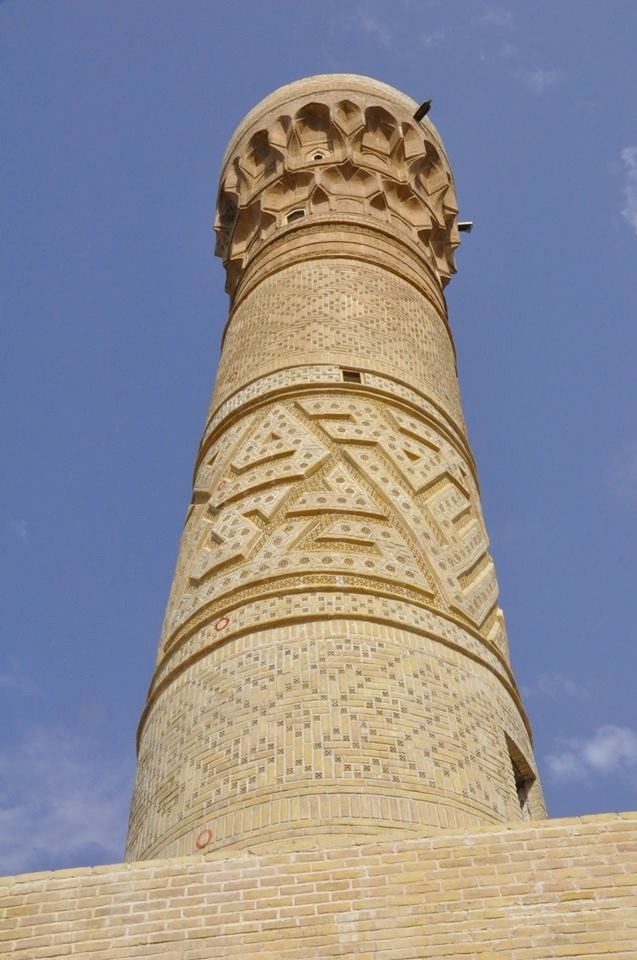 مئذنة الكفل  وروائع الفنّ والزخرفة الإسلاميّة