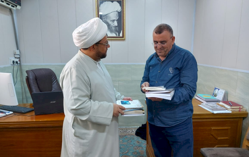 مركز تراث الجنوب يزور مكتبة الشيخ (آقا بزرك الطهراني) العامة ويهديها مجموعة من إصداراته
