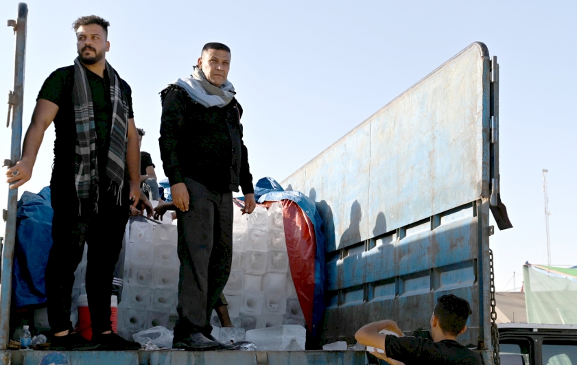 موكب جنوب الولاء لحامل اللواء في خدمة الزائرين في طريق النجف الأشرف وكربلاء المقدسة