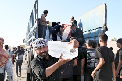 موكب جنوب الولاء لحامل اللواء في خدمة الزائرين في طريق النجف الأشرف وكربلاء المقدسة