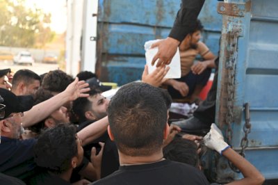 موكب جنوب الولاء لحامل اللواء في خدمة الزائرين في طريق النجف الأشرف وكربلاء المقدسة