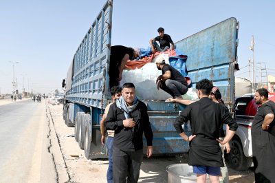 موكب جنوب الولاء لحامل اللواء في خدمة الزائرين في طريق النجف الأشرف وكربلاء المقدسة