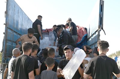 موكب جنوب الولاء لحامل اللواء في خدمة الزائرين في طريق النجف الأشرف وكربلاء المقدسة