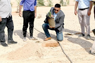 وفد من مركز تراث الجنوب برئاسة الدكتور الشرهاني يهدي إلى مزرعة الساقي فسائل نخيل من الأنواع المعروفة في محافظة ذي قار (الشويثي الأصفر).