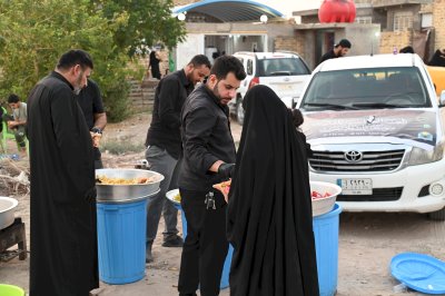 في يومه الثالث .. موكب (جنوب الولاء لحامل اللواء) الخدمي يستمر بتقديم الخدمات للزائرين