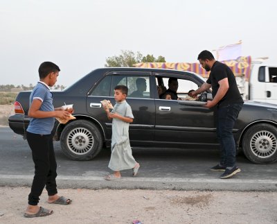 في يومه الثالث .. موكب (جنوب الولاء لحامل اللواء) الخدمي يستمر بتقديم الخدمات للزائرين