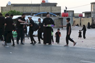 في يومه الثالث .. موكب (جنوب الولاء لحامل اللواء) الخدمي يستمر بتقديم الخدمات للزائرين