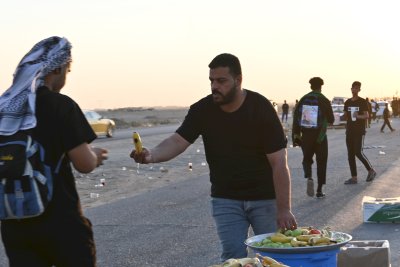 موكب (جنوب الولاء لحامل اللواء) يواصل تقديم خدماته لزائري الأربعين