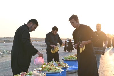 موكب (جنوب الولاء لحامل اللواء) يواصل تقديم خدماته لزائري الأربعين