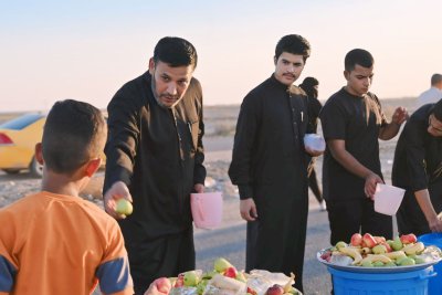 موكب (جنوب الولاء لحامل اللواء) يواصل تقديم خدماته لزائري الأربعين
