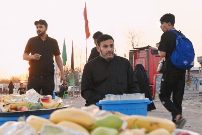 موكب (جنوب الولاء لحامل اللواء) يواصل تقديم خدماته لزائري الأربعين