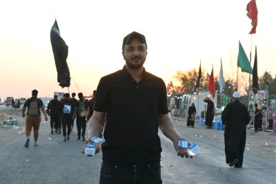 موكب (جنوب الولاء لحامل اللواء) يواصل تقديم خدماته لزائري الأربعين