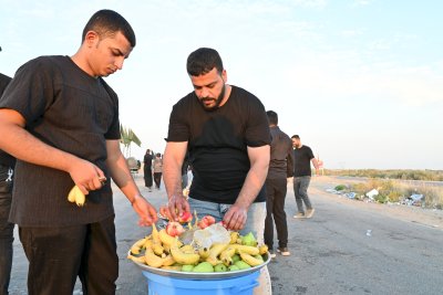 موكب (جنوب الولاء لحامل اللواء) يواصل تقديم خدماته لزائري الأربعين
