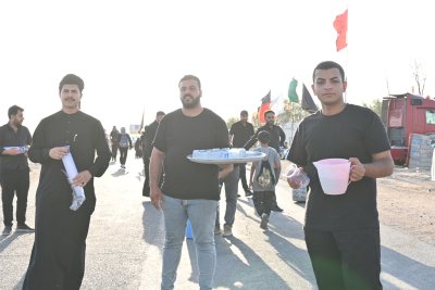 موكب (جنوب الولاء لحامل اللواء) يواصل تقديم خدماته لزائري الأربعين